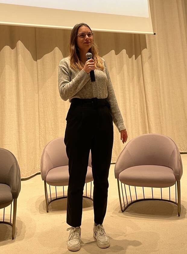 emma-giraud-menoree Photo d'Emma Giraud, fondatrice de Ménorée, en train de pitcher