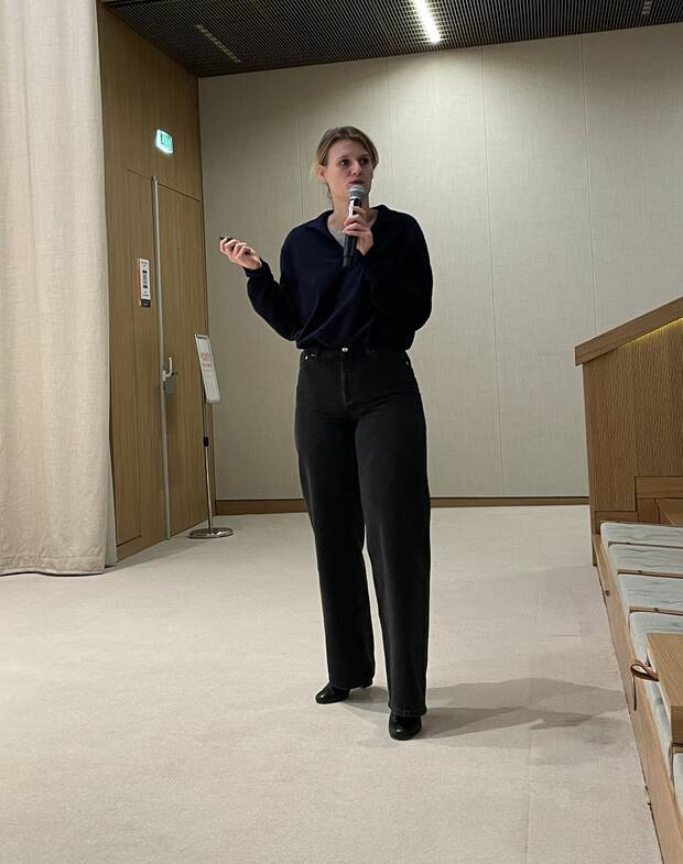 alice-tesniere-revivr Photo d'Alice Tesnière, fondatrice de Revivr., en train de pitcher