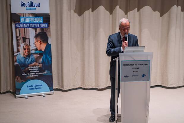 Photo de Jacques Kossowski, maire de Courbevoie, parlant sur scène lors de la restitution des projets Kesk'IA 