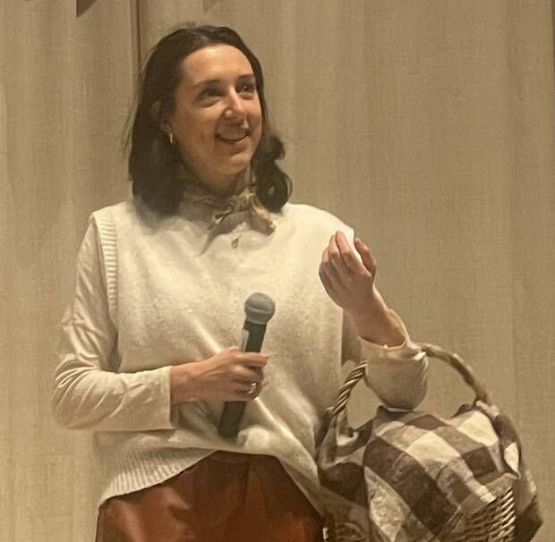 Portrait de Marine Serre, fondatrice de Marpi, en train de pitcher