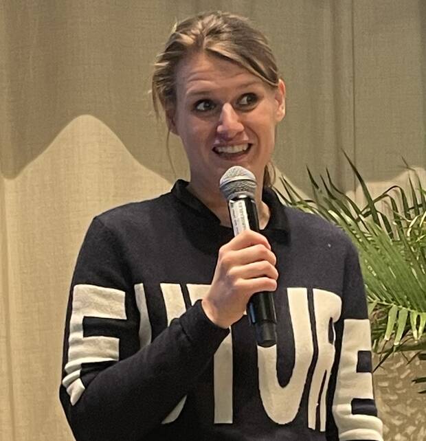 Portrait d'Alice Tesnière, fondatrice de Revivr, en train de pitcher