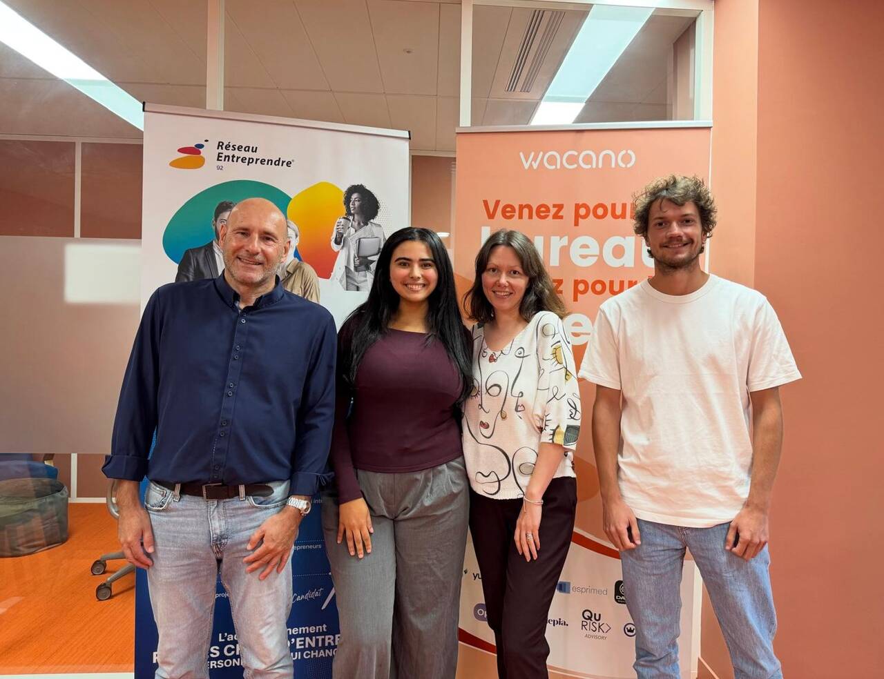 reseau-entreprendre-92-equipe Photo de l'équipe de Réseau Entreprendre 92 dans leurs locaux à Courbevoie