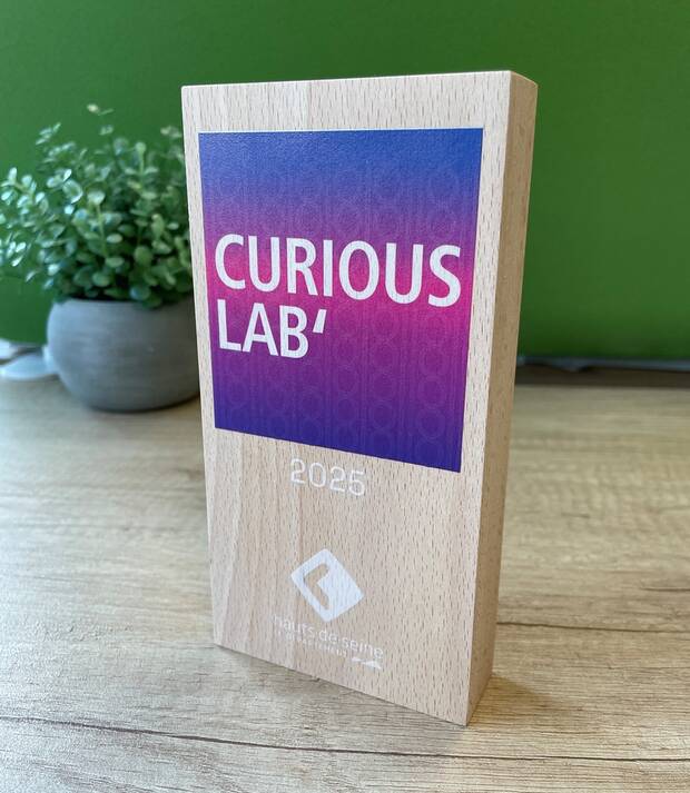Photo du trophée du Curious Lab' posé sur un bureau