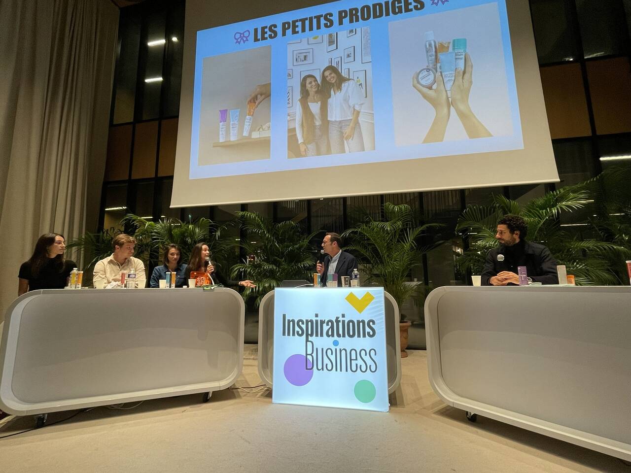 jonathan-anguelov-inspirations-business-courbevoie-4 Photo de la scène lors de la soirée Inspirations Business à Courbevoie, avec Jonathan Anguelov et 4 jeunes entrepreneurs