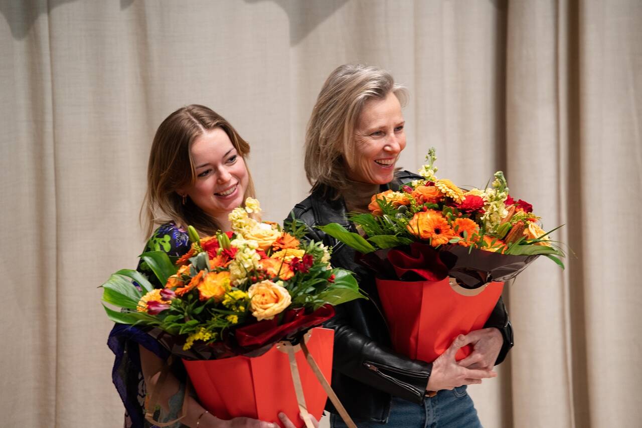 laureates-pitchez-au-feminin-2026-courbevoie Photo des deux lauréates du concours Pitchez au féminin 2026, portant un bouquet de fleurs