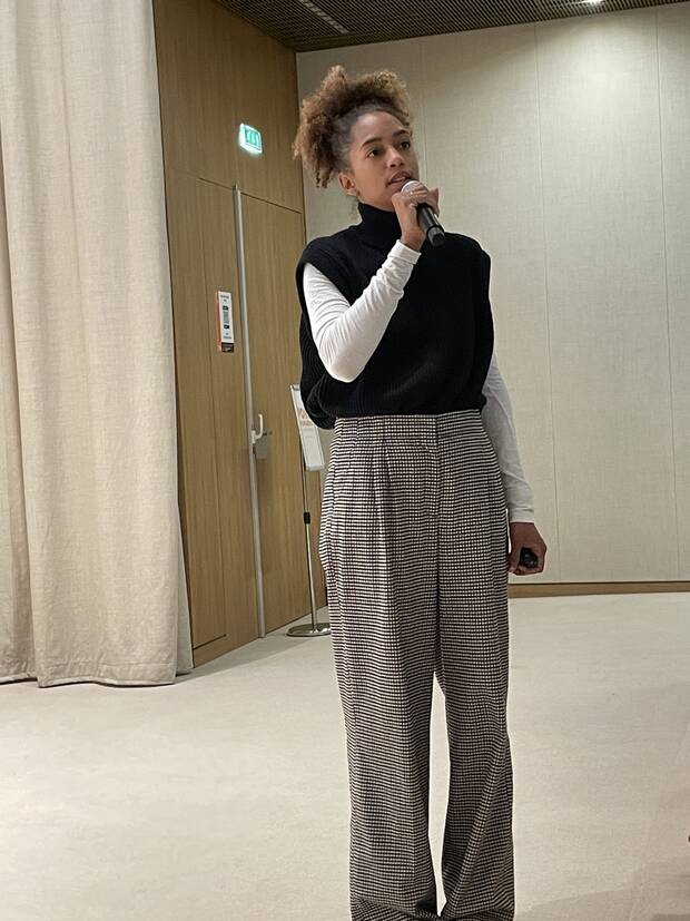 charlene-birmingham-en-boucle Photo de Charlène Birmingham, fondatrice de En Boucle, en train de pitcher.