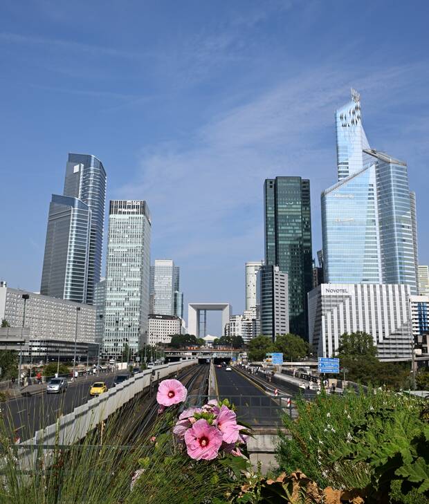 Photo en perspective de La Défense côté Courbevoie, avec la Grande Arche en fond