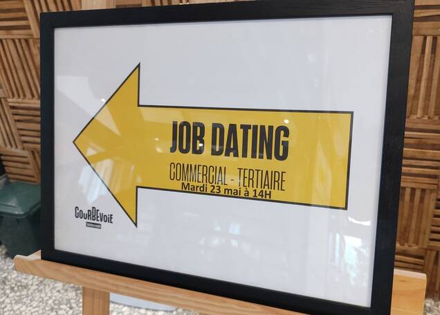 un panneau avec l'inscription "Job dating commercial et tertiaire"