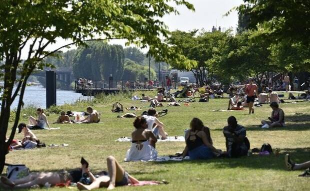 qualite-de-vie Les berges de Seine à Courbevoie avec des gens profitant des beaux jours sur les espaces verts