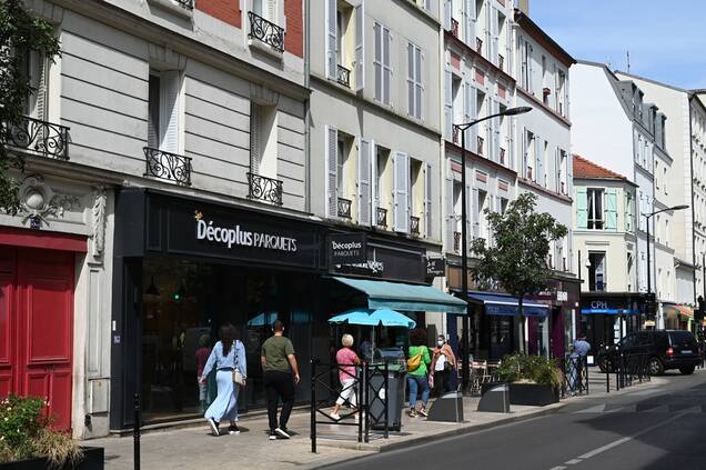 Vue sur la rue de Bezons à Courbevoie, avec ses commerces