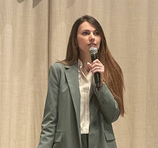 Portrait d'Adeline Sevillano, fondatrice de Kidiwow, en train de pitcher