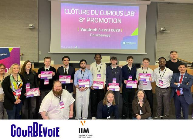 Une photo de groupe des étudiants de l'école IIM qui ont participé au projet Curious Lab' à Courbevoie