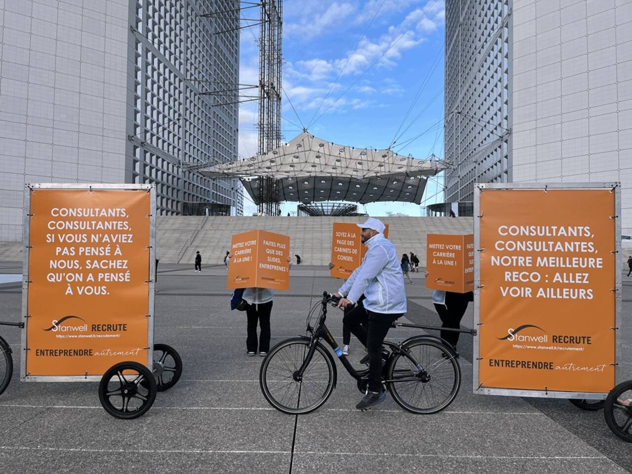 tac-tic-media-campagne-stanwell Photo d'un triporteur publicitaire pour Stanwell aux pieds de la grande Arche de La Défense