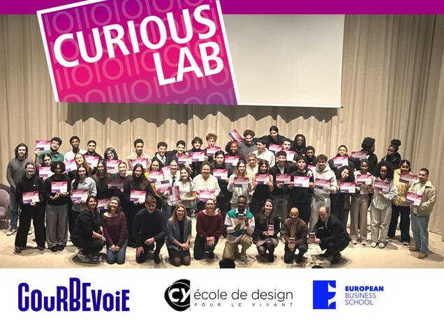 Une photo de groupe des étudiants ayant participé au Curious Lab' à Courbevoie