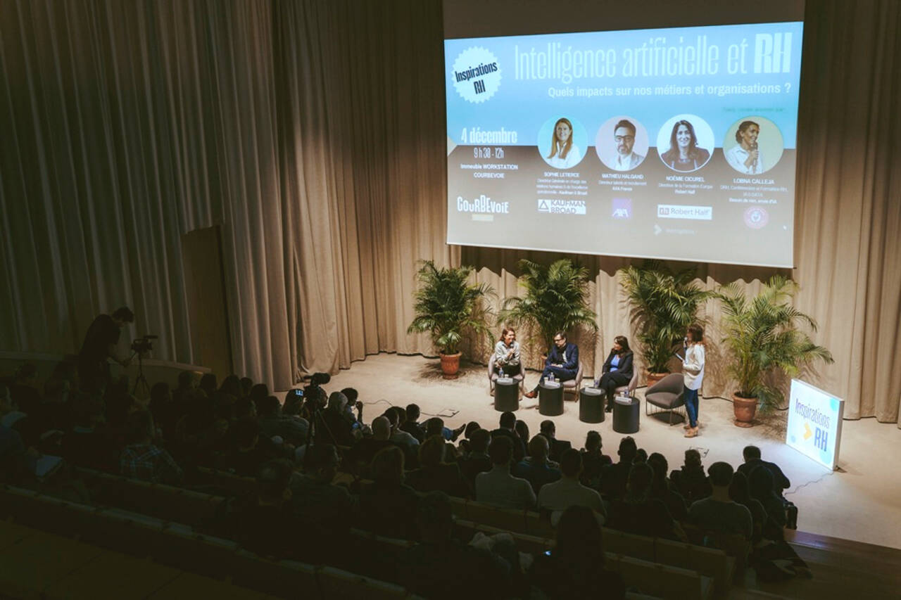 inspirations-RH-courbevoie photo de la salle de la cnférence "Inspirations RH" à Courbevoie, avec les intervenants sur la scène