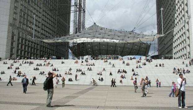 La Grande Arche de La Défense avec des gens assis sur les marches et sur le parvis