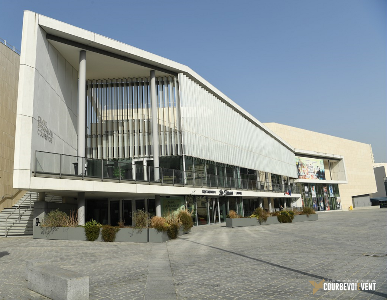 photo extérieure du Centre événementiel de Courbevoie, depuis son parvis